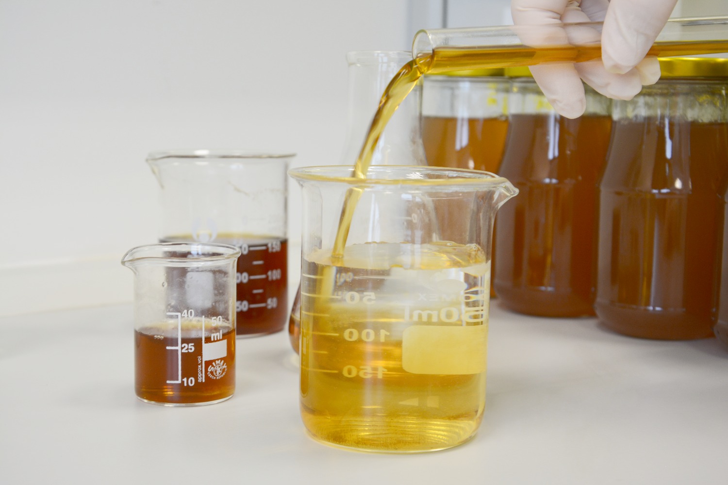 laboratorní ověřování správného poměru bylin